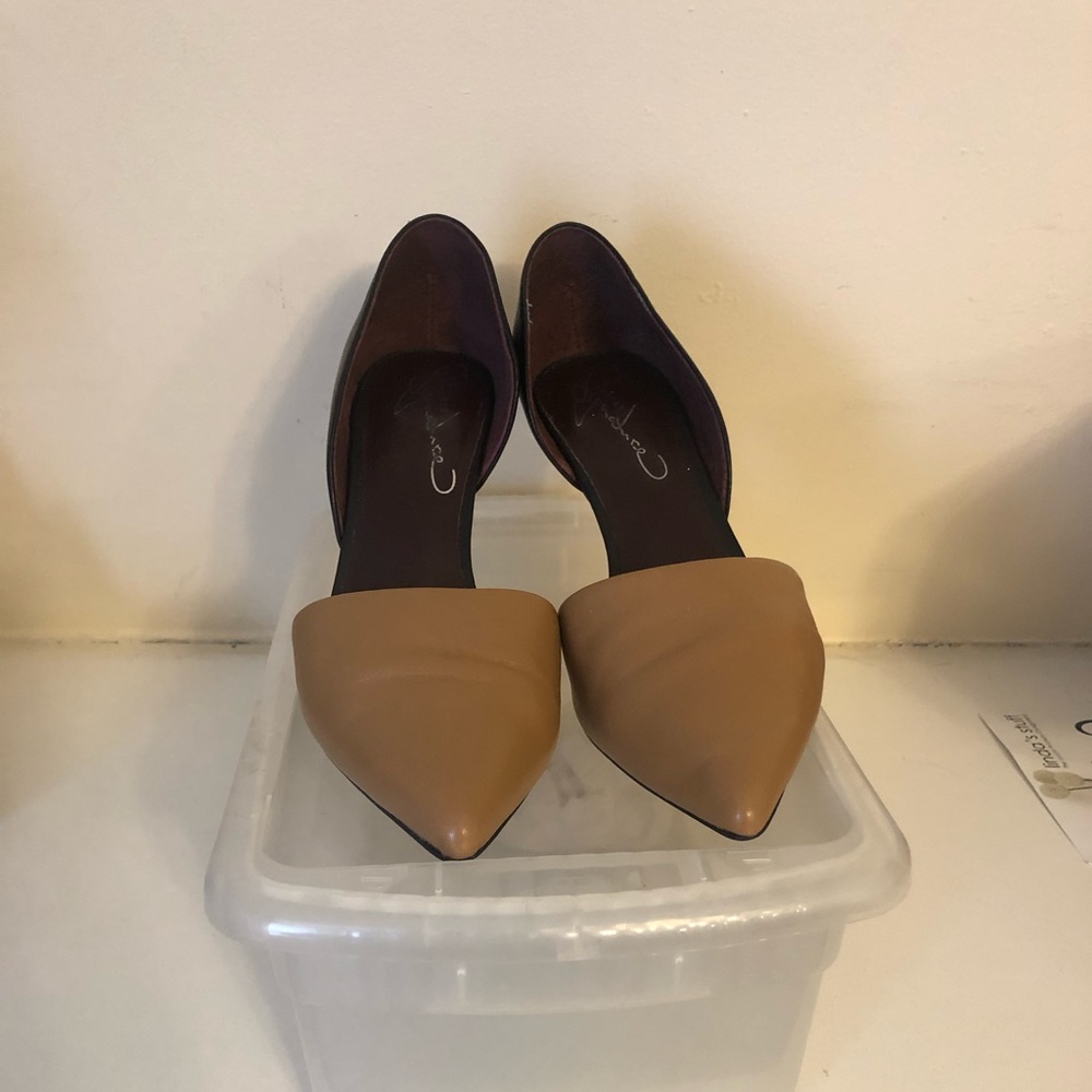Report Signature Black and tan d’Orsay pump.